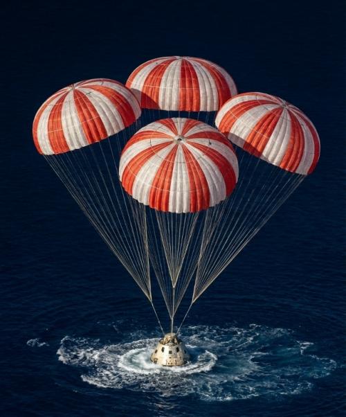 Корабль с Ридом уайзманом, Виктором гловером, Кристиной Кох и канадским астронавтом Джереми Хансеном приводнился в тихом океане. 02