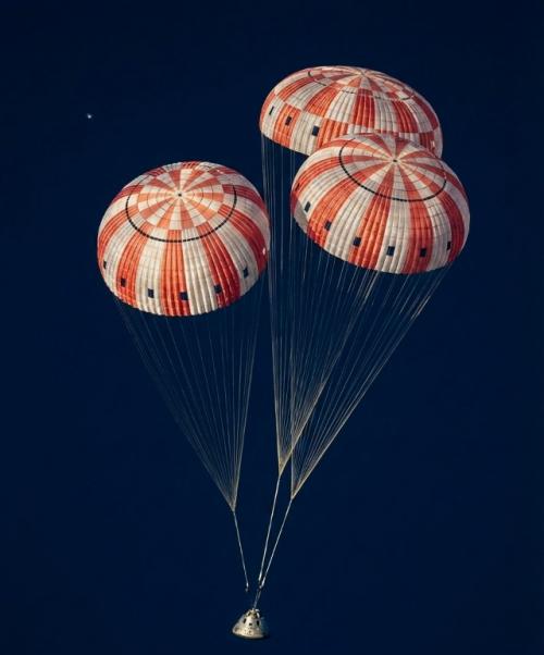 Корабль с Ридом уайзманом, Виктором гловером, Кристиной Кох и канадским астронавтом Джереми Хансеном приводнился в тихом океане. 01