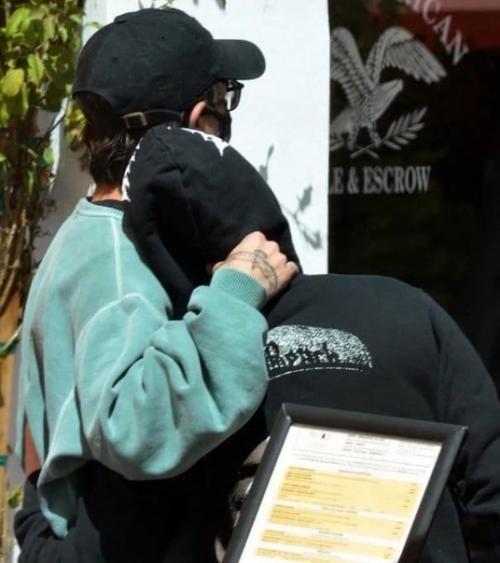 Папарацци всё чаще стали замечать билли айлиш с какими-то парнем. 01