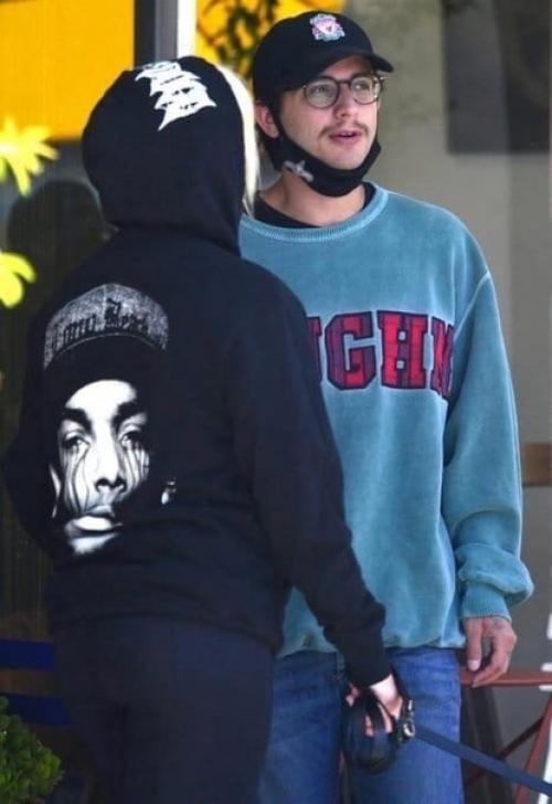 Папарацци всё чаще стали замечать билли айлиш с какими-то парнем. 02