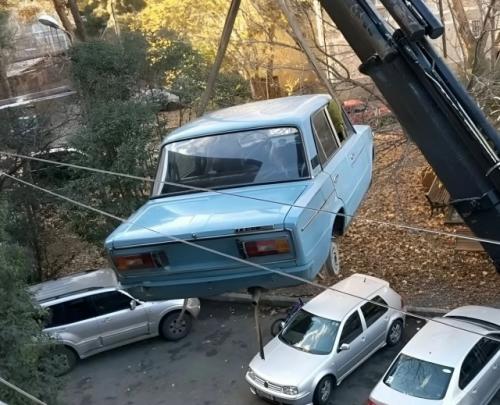 В тбилиси, в одном из домов, на балконе целых 27 лет стоял автомобиль Жигули. 02