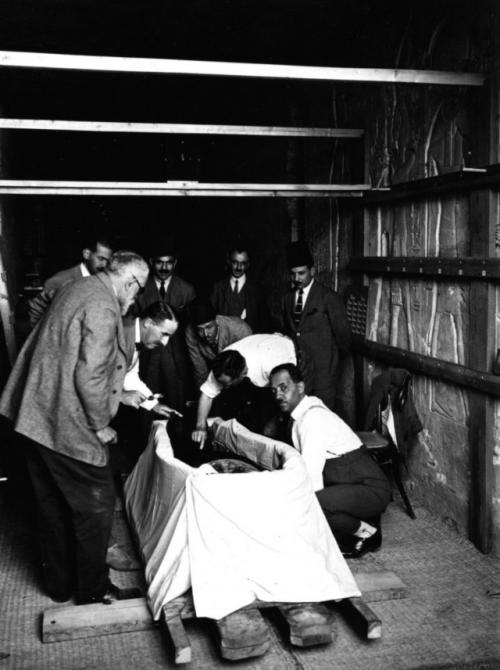 11 ноября 1925 года в 9: 45 утра специалисты приступили к распелениванию мумии тутанхамона.

