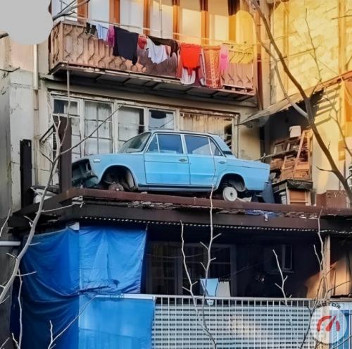 В тбилиси, в одном из домов, на балконе целых 27 лет стоял автомобиль 