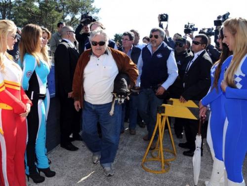 Хосе Альберто мухика кордано - президент Уругвая, и его стиль жизни мало похож на то, как обычно живут сильные мира сего. 01