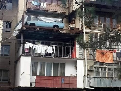 В тбилиси, в одном из домов, на балконе целых 27 лет стоял автомобиль Жигули. 01