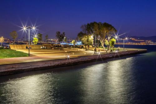 Деревянный мост и терраса, предназначенные для наслаждения красотой заката в Измире. 05