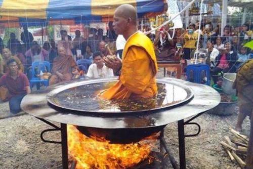 Переменная аксиоматика. 

Под гипнозом человек может убедить себя, что холодная вода является кипятком, и у него появится ожог.  