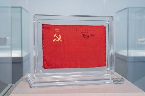 Флаг Ссср, побывавший на луне, продан на аукционе Sotheby's за $102 400. 02