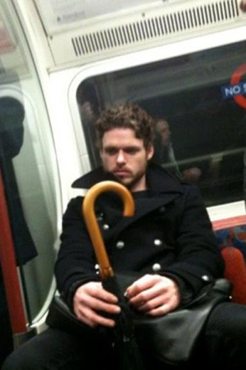 Примадонна Алла Борисовна вкатывается на перрон на личном авто, чтобы погрузиться в поезд. 04