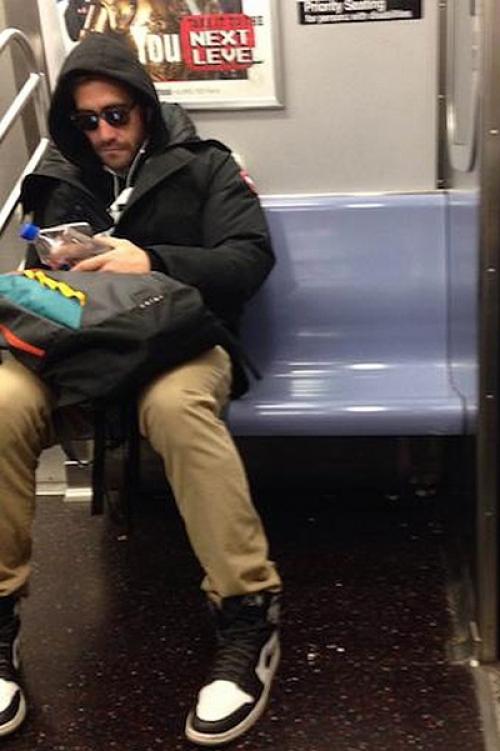 Примадонна Алла Борисовна вкатывается на перрон на личном авто, чтобы погрузиться в поезд. 03