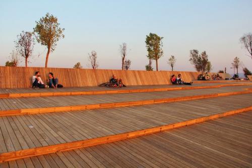 Деревянный мост и терраса, предназначенные для наслаждения красотой заката в Измире. 04