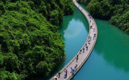 Аллея над водой в Китае.