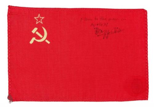 Флаг Ссср, побывавший на луне, продан на аукционе Sotheby's за $102 400. 
