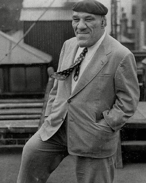 Морис Тилле, прозванный Французским Ангелом, был не просто борцом - он был человеком, в котором удивительным образом сочетались сила и нежность. 01