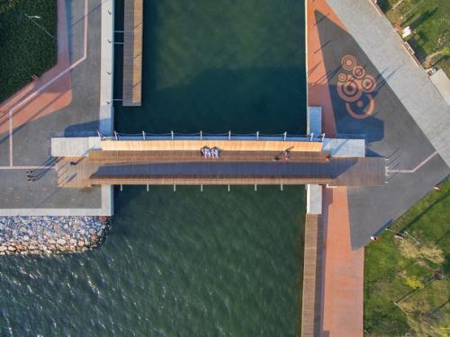 Деревянный мост и терраса, предназначенные для наслаждения красотой заката в Измире. 02