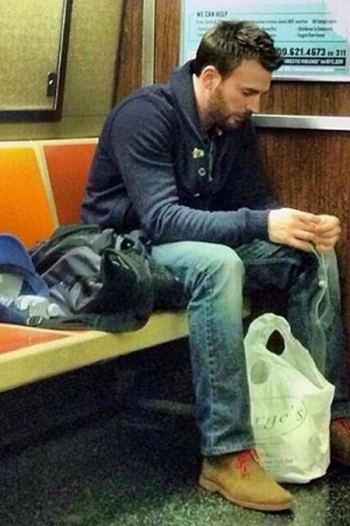 Примадонна Алла Борисовна вкатывается на перрон на личном авто, чтобы погрузиться в поезд. 01