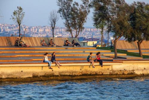 Деревянный мост и терраса, предназначенные для наслаждения красотой заката в Измире. 03