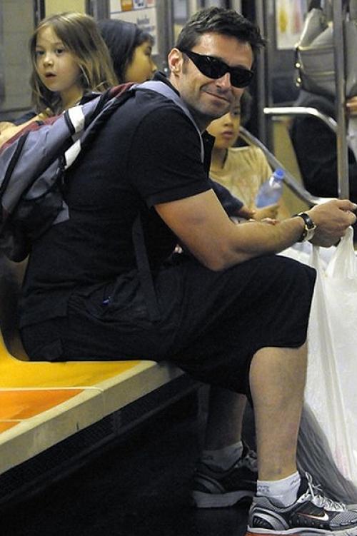 Примадонна Алла Борисовна вкатывается на перрон на личном авто, чтобы погрузиться в поезд. 02