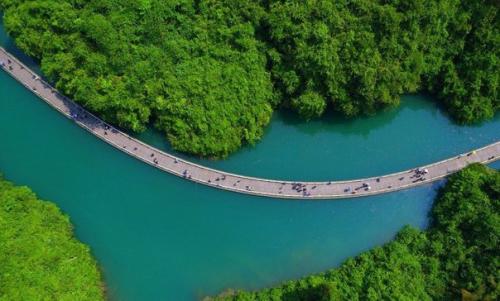 Аллея над водой в Китае.