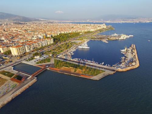 Деревянный мост и терраса, предназначенные для наслаждения красотой заката в Измире. 01