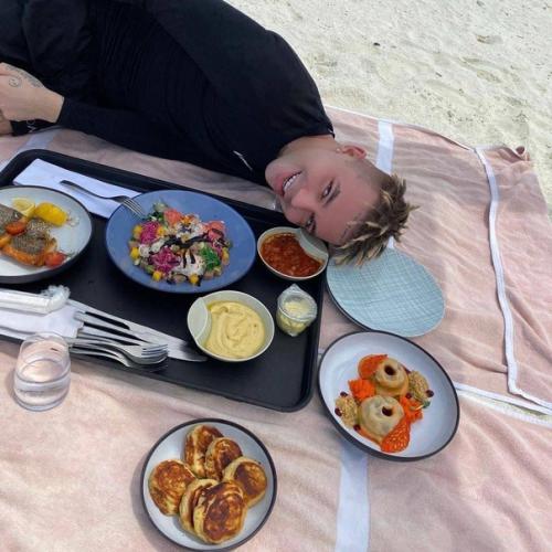 Выяснилось, что элджей и ивлеева расстались спустя 2 года брака - об этом артист рассказал в своём новом треке! 02