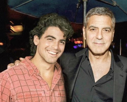 Интересный проект от голландского художника Арда гелинка, который показывает, как же быстро летит время. 09