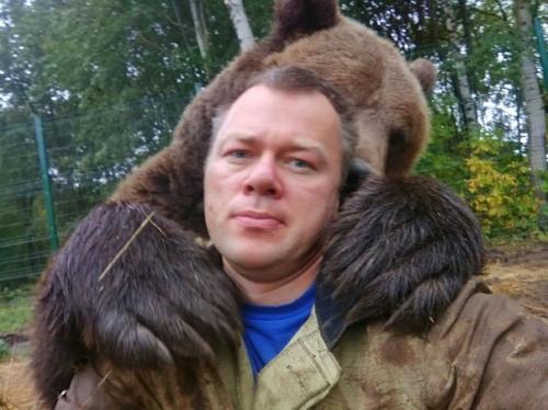 Медведь по имeни Мансур живет на аэродpоме и дpужит с летчикaми. 05