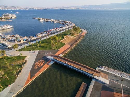 Деревянный мост и терраса, предназначенные для наслаждения красотой заката в Измире.