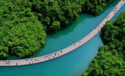 Аллея над водой в Китае.