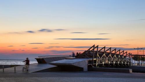 Деревянный мост и терраса, предназначенные для наслаждения красотой заката в Измире. 09