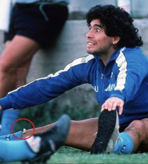В 1989 году во время тренировки Наполи произошло трогательное событие, которое до сих пор вспоминают поклонники футбола. 02