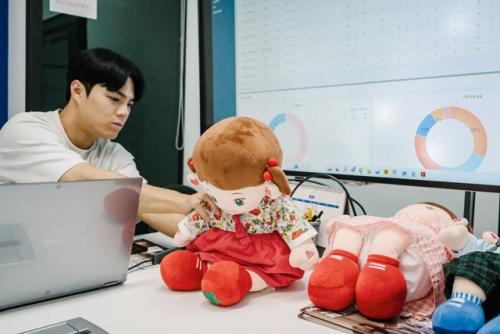 В южной Корее роботы Hyodol, тряпичные куклы с Chatgpt и датчиками движения, заменяют пенсионерам внуков, помогая справляться с одиночеством. 02