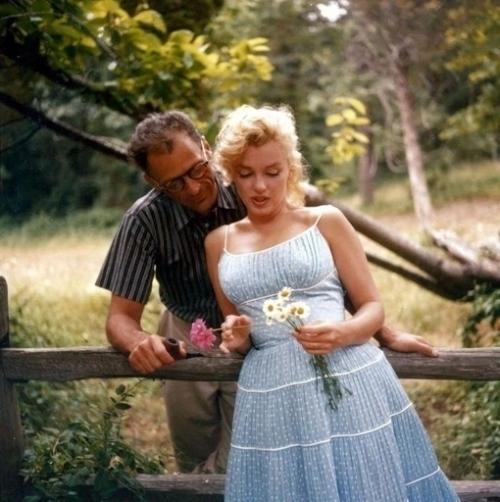 Мэрилин Монро и её муж, драматург Артур Миллер, 1957 год. 02