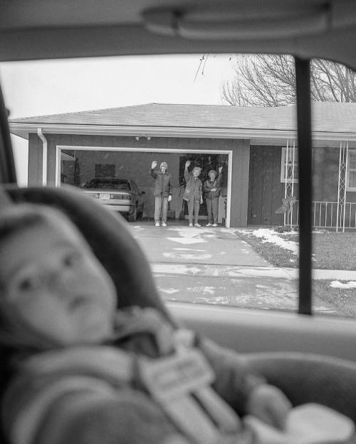С 1991 по 2017 год фотограф Дианна дайкман снимала один и тот же момент - прощания с родителями в су - сити, штат айова. 01