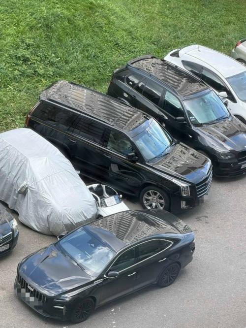 Мужчина в Москве две недели пытался закрепить за собой парковочное место с помощью игрушечной BMW. 02