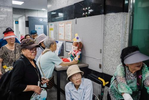 В южной Корее роботы Hyodol, тряпичные куклы с Chatgpt и датчиками движения, заменяют пенсионерам внуков, помогая справляться с одиночеством. 01