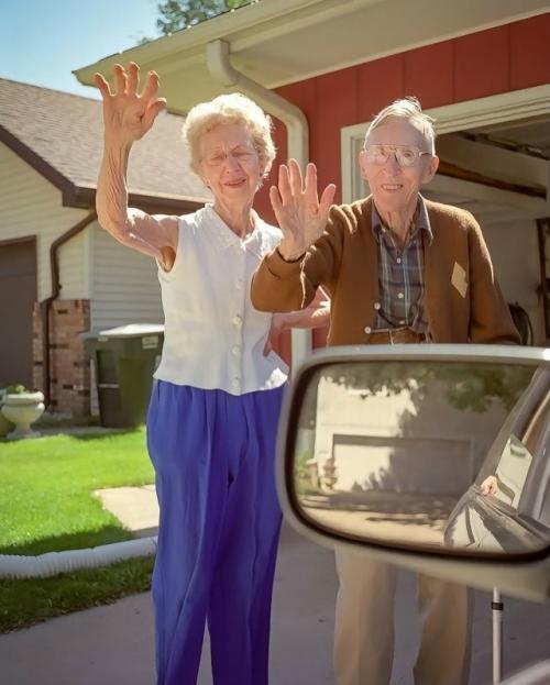 С 1991 по 2017 год фотограф Дианна дайкман снимала один и тот же момент - прощания с родителями в су - сити, штат айова. 07