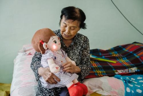 В южной Корее роботы Hyodol, тряпичные куклы с Chatgpt и датчиками движения, заменяют пенсионерам внуков, помогая справляться с одиночеством.