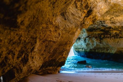 Пляж с пещерами близ алгарве (Португалия). 01