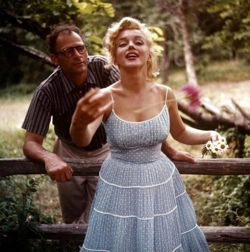 Мэрилин Монро и её муж, драматург Артур Миллер, 1957 год. 03