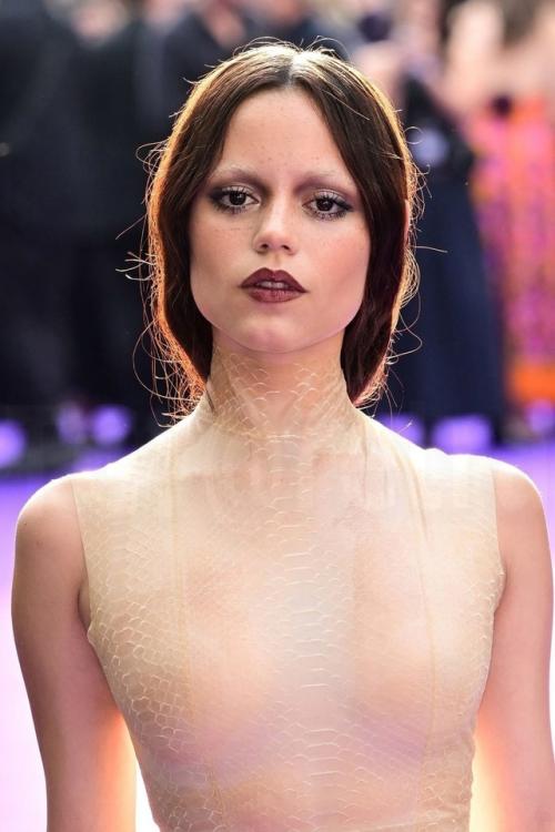 Дженна ортега (звезда сериала Уэнсдей) сделала операцию по удалению комков биша - жировых образований в щёчной области. 09