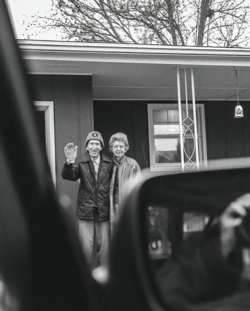 С 1991 по 2017 год фотограф Дианна дайкман снимала один и тот же момент - прощания с родителями в су - сити, штат айова. 06