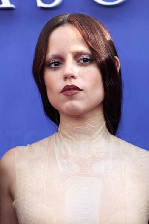 Дженна ортега (звезда сериала Уэнсдей) сделала операцию по удалению комков биша - жировых образований в щёчной области. 08