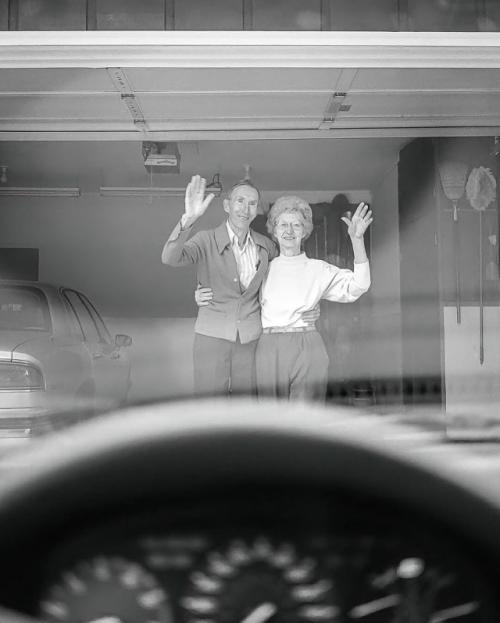 С 1991 по 2017 год фотограф Дианна дайкман снимала один и тот же момент - прощания с родителями в су - сити, штат айова.