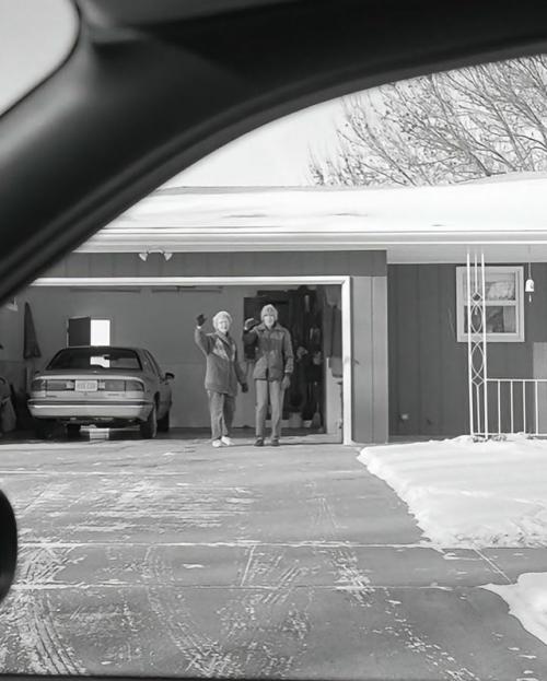 С 1991 по 2017 год фотограф Дианна дайкман снимала один и тот же момент - прощания с родителями в су - сити, штат айова. 05