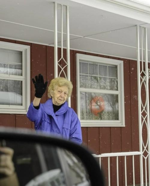 С 1991 по 2017 год фотограф Дианна дайкман снимала один и тот же момент - прощания с родителями в су - сити, штат айова. 08