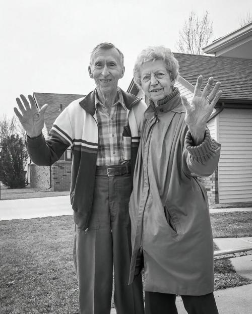 С 1991 по 2017 год фотограф Дианна дайкман снимала один и тот же момент - прощания с родителями в су - сити, штат айова. 03