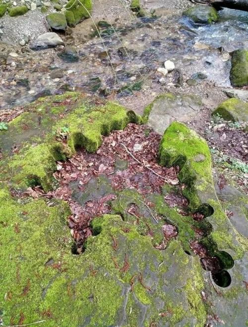 Волконский дольмен, это мегалитический памятник, расположенный у села волконка неподалеку от лазаревского. 01