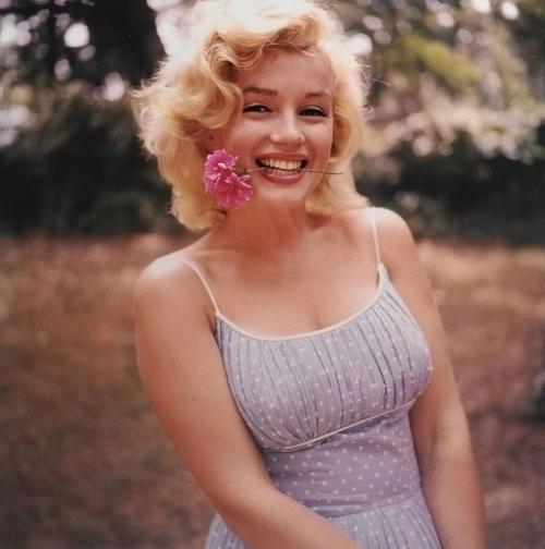 Мэрилин Монро и её муж, драматург Артур Миллер, 1957 год. 05