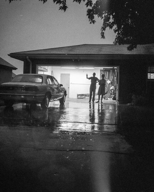 С 1991 по 2017 год фотограф Дианна дайкман снимала один и тот же момент - прощания с родителями в су - сити, штат айова. 02